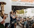 Bild: Miriam Koch
"De Fuchsn" aus Regensburg waren schon mal zu Gast im Bootshaus, zum Oktoberfest. Am Pfingstsonntag spielen sie jetzt zum Frühschoppen beim bayerisch-böhmischen Brückenfest.