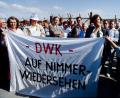 Bild: ggö
Das Ende nach Jahren der Auseinandersetzung: WAA-Gegner feiern am 31. Mai 1989 den Baustopp am Bauzaun in Wackersdorf. Mittendrin, mit verschränkten Armen, Landrat Hans Schuierer.