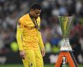 Bild: Robert Michael/dpa
Die Trophäe war für die Freiburger um Torwart Noah Atubolu nicht erreichbar.