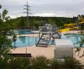 Bild: fdl
Durch die Teilnahme am Förderprogramm „Installation von Aufdach-PV-Anlagen“ soll sich das Freibad am Monte Kaolino größtenteils selbst mit Strom versorgen.