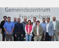 Bild: sche
Die neu vereidigten Freudenberger Gemeinderatsmitglieder der Wahlperiode 2026 bis 2032 von links: Johannes Altmann (Grüne), Dominik Baumer (FW), Benjamin Weiß (CSU), Johannnes Schwarz (CSU), Martin Bauer (CSU), Cornelia Walz (CSU), Julian Ram (FW), Elisabeth Strobl (SPD), Martin Bauer (FW), Bürgermeister Reiner Wiedenbauer (FW) und Hans-Jürgen Plößl (FW).