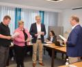 Bild: bnr
Bürgermeister Michael Wilfahrt (rechts) vereidigt die neuen Gemeinderäte Matthias Buron, Diana Kraus und Franz Grabinger (von links).