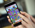Symbolbild: Britta Pedersen/dpa
Durch In-App-Käufe bei Handyspielen wie "Candy Crush" oder "Clash of Clans" verschulden sich immer mehr Menschen.
