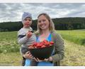 Bild: Völkl
Maria Schmidl aus Altendorf strahlt: Sie hat sich die ersten Erdbeeren gepflückt. Kilian durfte schon auf dem Feld naschen.