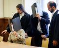Bild: Daniel Karmann/dpa
Die Eltern der Mädchen waren wegen fahrlässiger Tötung angeklagt.