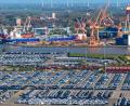 Bild: Sina Schuldt/dpa
Blick auf den Emder Hafen: Die deutsche Wirtschaft bleibt trotz Aufhellung fragil.