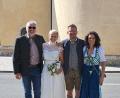 Bild: Doris Reil
Ehrenvorsitzender Stefan Schönberger (links) und Schatzmeisterin Doris Reil (rechts) gratulieren dem Hochjzeitspaar Maria und Michael Reitmeir.