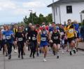Bild: bö
Lukas Graml von der Skivereinigung Amberg mit der Startnummer 120 war von Anfang an der große Pacemaker des Hauptfeldes. Er gewann die Wertung mit 27:07 Minuten Laufzeit. Rechts neben ihm der Lokal-Matador Fabian Roth (Schwarzes T-Shirt) mit der Startnummer 92, er belegte den 2.Platz