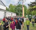 Bild: Matthias Lorenz
Nach dem Gottesdienst in der St.-Albertus-Magnus-Kirche sammelten sich die vielen Pilger zum Abmarsch aus Regensburg. Drei Tage Fußweg führen sie bis nach Altötting.