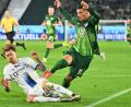 Bild: Swen Pförtner/dpa
Hartnäckiger Außenseiter: Paderborns Calvin Brackelmann (l) stoppt den Wolfsburger Adam Daghim im Relegations-Hinspiel.