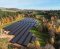 Bild: Greenovative
Auf bisher 3,5 Hektar landwirtschaftlich genutzter Grundstücksfläche entstand bei Oberaichamühle in der Gemarkung Thurndorf ein Sonnenkraftwerk, das mit einer Modulfläche von 2,9 Hektar jährlich 3,4 Millionen Kilowattstunden Strom erzeugen kann.