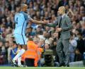 Bild: Martin Rickett/Press Association/dpa
Vincent Kompany (l) war Pep Guardiolas Kapitän bei Manchester City. (Archivbild)