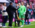 Bild: Tom Weller/dpa
Nummer eins bei der WM, Zuschauer beim Pokalfinale? Bei Manuel Neuer (r), hier bei seiner Auswechslung gegen Köln, zwickt weiter die Wade. (Archivbild)