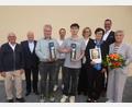 Bild: Siggi Bock/exb
Vorstandsvorsitzender Frank-E. Kirchhof (Zweiter von links) und Vorstand Michael Sommer (hinten, rechts) zeichneten (vorne, von links) Harald Grün, Elias Guttenberger, Maria Kohl und Andrea Kraus aus.