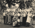 Bild: AKB-Stammtisch Achtel
Die Kirwapaare von Achtel aus dem Jahre 1952 mit dem Oberkirwapaar (knieend). Sie wurden für den Baumdiebstahl hart bestraft.