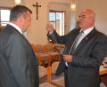 Bild: jr
Der bisherige Bürgermeister Klaus Meyer (rechts) überreichte die Amtskette seinem Nachfolger Christian Hebert.