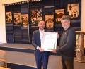 Bild: gi
Bürgermeister Armin Bulenda überreichte den bisherigen Marktrat und Zweiten Bürgermeister Bernhard Rom (rechts) unter Beifall die Dankesurkunde.