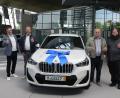 Bild: Joachim Busch
Christian Homeier vom Gewinnsparverein Bayern (von links) und Firmenkundenberater Michael Lehner von der Raiffeisenbank Auerbach-Freihung übergeben den BMW an Gewinner Herbert Gößwein und seinen Sohn Tobias Gößwein.