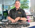 Bild: Jason Tschepljakow/dpa
Gute Laune will der Inhaber eine Tankstelle verbreiten.