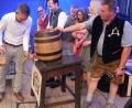 Bild: gsp
Einige Spritzer gibt es beim Festbier-Anstich durch den neuen Amberger Oberbürgermeister Michael Fritz. Aber dann fließt der Gerstensaft.
