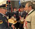 Bild: aub
Bürgermeister Frank Zeitler (rechts) stieß mit dem Vorsitzenden des Jubelvereins, Andreas Kraus (Zweiter von rechts), und Johann Gietl, Vorsitzender der Patenfeuerwehr Nabburg (links), auf einen friedlichen Festverlauf an.