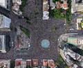 Bild: Armin Durgut/AP/dpa
Regierungsgegner nehmen in Belgrad an einer Kundgebung teil, die von protestierenden serbischen Universitätsstudenten angeführt wird. Sie fordern größere politische Veränderungen in dem von Präsident Vucic geführten Balkanstaat.