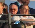 Bild: Michael Kappeler/dpa
Max Eberl (r) verfolgt das Pokalfinale auf der Tribüne. Links hinter ihm Ehrenpräsident Uli Hoeneß.