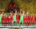 Bild: Tom Weller/dpa
Manuel Neuer stemmt den DFB-Pokal in die Höhe.
