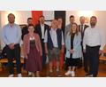 Bild: bö
Neun neue Mitglieder wurden bei der konstituierenden Sitzung im Hohenburger Marktgemeinderat vereidigt (von links): Benjamin Siegert, Tanja Sperl, Bastian Windisch, Stefan Irlbacher, Georg Kölbl, Anna-Lena Fruth, Carolin Windisch, Martin Inselsberger, Florian Junkes und Bürgermeister Robert Jung.