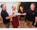 Bild: Robert Dotzauer
Schirmherr Bürgermeister Albert Nickl, Feuerwehrvorsitzende Helena Diepold, Jonas Schleicher (links) und Andreas Hubmann (rechts) als Vorsitzende des Festausschusses trinken nach dem Anzapfen des ersten Fasses Festbier auf ein gutes Gelingen.