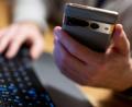 Bild: Monika Skolimowska/dpa
Ein Mann aus Rain vertraute einem verlockenden Zinsangebot auf einer Online-Plattform. (Symbolbild)