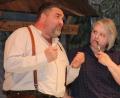 Bild: Konrad Rosner
Der Wirt Hallimasch (Harald Kaiser) und seine pfeifenrauchende Ehefrau (Kerstin Wagner) begeisterten auf der Bühne.