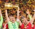 Bild: Michael Kappeler/dpa
Manuel Neuer stemmt den DFB-Pokal in die Höhe.
