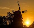 Bild: Frank Hammerschmidt/dpa
Die Sonne geht hinter der Turmholländermühle in Dörrwalde unter.