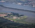 Bild: Christian Charisius/dpa
Das Jugendgefängnis Hahnöfersand liegt auf der gleichnamigen Elbinsel zwischen Hamburg und Niedersachsen. (Archivbild)