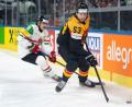 Bild: Claudio Thoma/KEYSTONE/dpa
NHL-Star Moritz Seider (r) spricht nach dem drohenden deutschen Vorrunden-Aus Klartext.