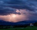 Symbolbild: Jan Eifert/dpa
Der Wetterdienst warnt vor Gewittern in der Oberpfalz.