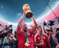 Bild: Michael Kappeler/dpa
Harry Kane jubelt mit dem DFB-Pokal. Der Engländer machte alle drei Tore der Bayern gegen den VfB Stuttgart.