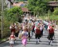 Bild: Konrad Rosner
Angeführt von der Blaskapelle Reuth, dahinter die Alphornbläser, zogen die Musikkapellen in die Festhalle nach Escheldorf.