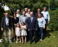 Bild: wel
Paulinus Lesser (vorne Mitte) feierte seinen 80. Geburtstag inmitten seiner drei Kinder, zwei Enkeltöchter und Freunden aus Vereinen und der Pfarrgemeinde. Auch Bürgermeister Rudolf Teplitzky (Zweiter von rechts) überbrachte Glückwünsche.