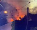 Bild: Felix Besold/NEWS5/dpa
Das Dach der Halle stand in der Nacht komplett in Flammen.