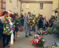 Bild: Michael Heitmann/dpa
Zum Abschluss des Sudetendeutschen Tags wurden an einem ehemaligen Gestapo-Gefängnis Kränze und Blumen niedergelegt.