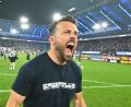 Bild: Swen Pförtner/dpa
Paderborns Trainer Ralf Kettemann bejubelt den Aufstieg.
