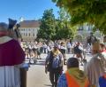 Bild: Margit Ringer
Die Musikkapelle Dießfurt begleitete Regensburger Wallfahrt Der Pilgerzug mit der Musikkapelle Dießfurt zieht am Kapellplatz in Altötting an der Schwarzen Madonna (links) und Bischof Rudolf Voderholzer (rechts, mit Stab) vorbei.
