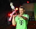Bild: Tom Weller/dpa
Manuel Neuer trägt nach dem Pokalsieg die Kakadu-Trophäe des FC Bayern.