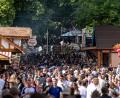 Bild: Daniel Karmann/dpa
Die Menschen zieht es bei schönem Wetter massenhaft auf „den Berg“.
