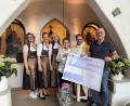Bild: fvo
Nach der Maiandacht an der Christophorus-Kapelle der Familie Wildenauer übergibt Christa Wildenauer eine Spende in Höhe von 5000 Euro zur Unterstützung der Renovierung der Vohenstraußer Pfarrkirche (von links):der Waldthurner Dreigesang TriAngel mit Andrea Götz, Steffi Daubenmerkl, Doris Völkl sowie Christa Wildenauer, Dekan Alexander Hösl und Kirchenpfleger Werner Hanauer.