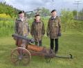 Bild: pop
Vorsitzender Karl Fochtner, Anton Eschenloher und Michael Vierl (von rechts) mit der alten Salutkanone, die bei besonderen Anlässen wie Fronleichnam oder Volkstrauertag im Einsatz ist.