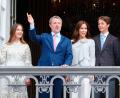 Bild: Ida Marie Odgaard/Ritzau Scanpix/AP/dpa
„Hurra! Hurra! Hurra!“: König Frederik X. dirigiert die jubelnde Menge an seinem 58. Geburtstag vom Balkon des Schlosses Amalienborg aus. An seiner Seite: Königin Mary (zweite von rechts) und seine jüngsten Kinder Josephine (links) und Vincent (rechts).