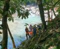 Bild: -/Maumere Search and Rescue Office/dpa
Die beiden Österreicher stürzten von einer Hängebrücke in die Tiefe, nachdem mehrere Holzbalken eingestürzt waren.